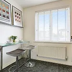 Luxury 5 Bedroom 3 Bathroom House - Smart Tvs With Sky And Netflix, Super Fast Wifi, Free Parking By Yoko Property
