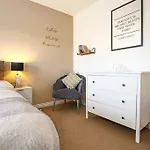 Luxury 5 Bedroom 3 Bathroom House - Smart Tvs With Sky And Netflix, Super Fast Wifi, Free Parking By Yoko Property