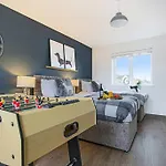 Luxury 5 Bedroom 3 Bathroom House - Smart Tvs With Sky And Netflix, Super Fast Wifi, Free Parking By Yoko Property