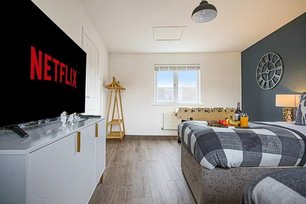 Luxury 5 Bedroom 3 Bathroom House - Smart Tvs With Sky And Netflix, Super Fast Wifi, Free Parking By Yoko Holiday home