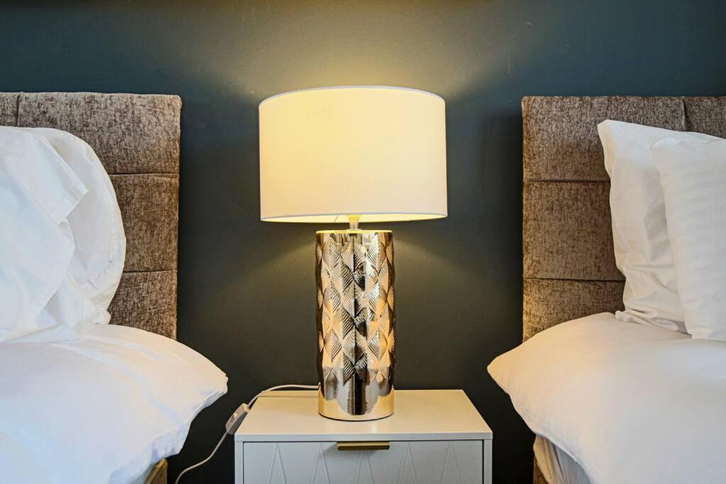 Luxury 5 Bedroom 3 Bathroom House - Smart Tvs With Sky And Netflix, Super Fast Wifi, Free Parking By Yoko Holiday home