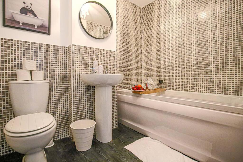 Luxury 5 Bedroom 3 Bathroom House - Smart Tvs With Sky And Netflix, Super Fast Wifi, Free Parking By Yoko Milton Keynes