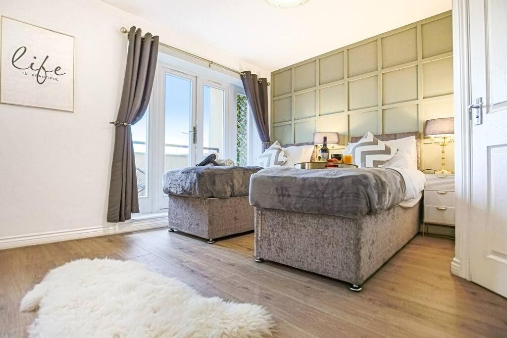 Holiday home Luxury 5 Bedroom 3 Bathroom House - Smart Tvs With Sky And Netflix, Super Fast Wifi, Free Parking By Yoko