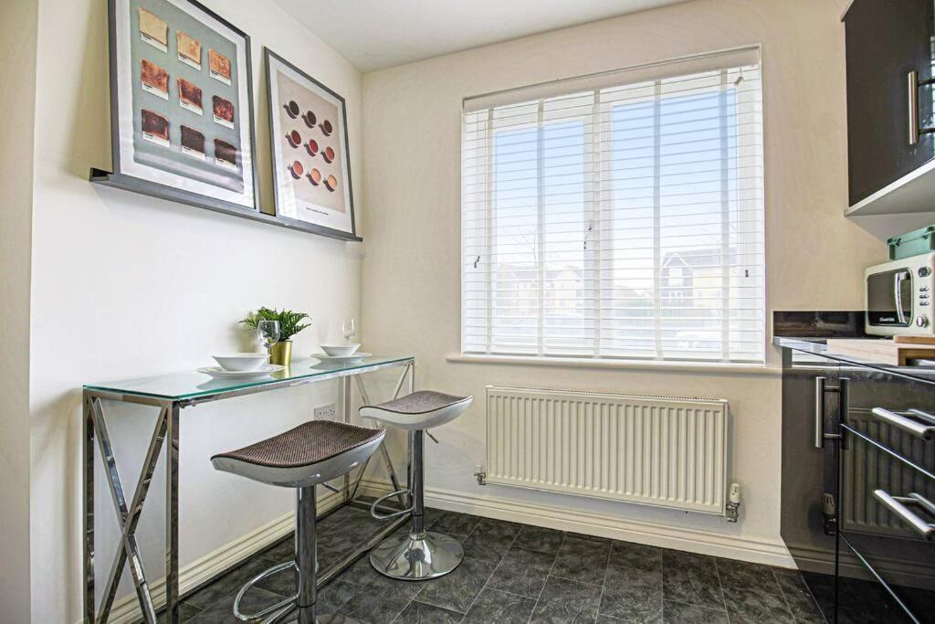 Holiday home Luxury 5 Bedroom 3 Bathroom House - Smart Tvs With Sky And Netflix, Super Fast Wifi, Free Parking By Yoko Milton Keynes