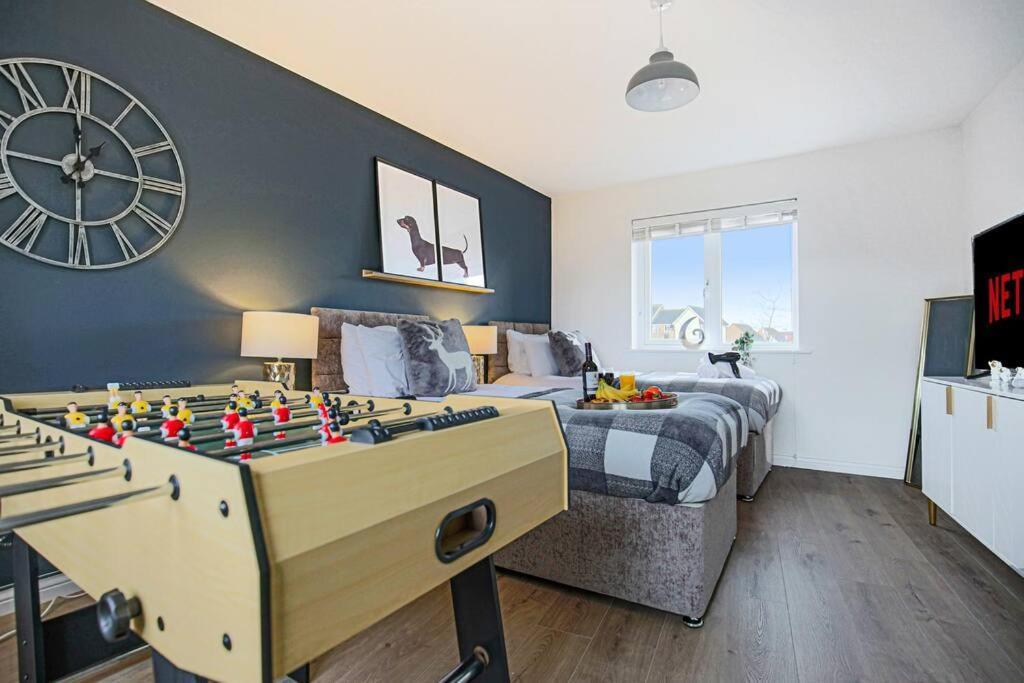 Luxury 5 Bedroom 3 Bathroom House - Smart Tvs With Sky And Netflix, Super Fast Wifi, Free Parking By Yoko Holiday home