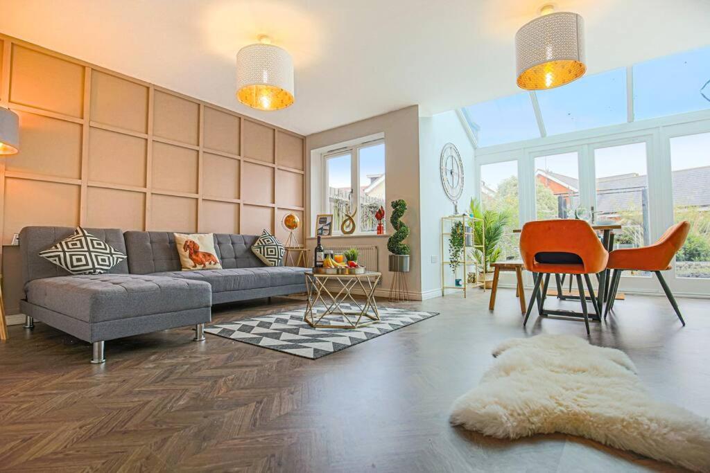 Luxury 5 Bedroom 3 Bathroom House - Smart Tvs With Sky And Netflix, Super Fast Wifi, Free Parking By Yoko Milton Keynes