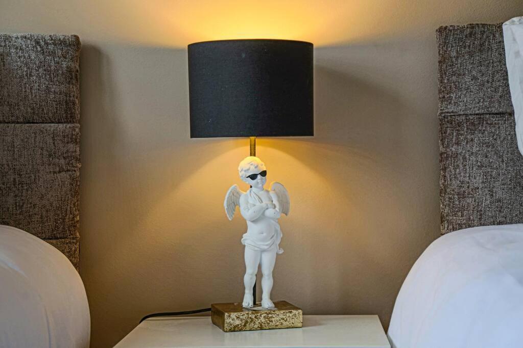 Luxury 5 Bedroom 3 Bathroom House - Smart Tvs With Sky And Netflix, Super Fast Wifi, Free Parking By Yoko