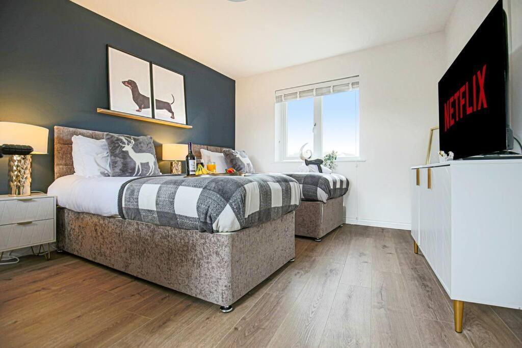 Luxury 5 Bedroom 3 Bathroom House - Smart Tvs With Sky And Netflix, Super Fast Wifi, Free Parking By Yoko Holiday home *