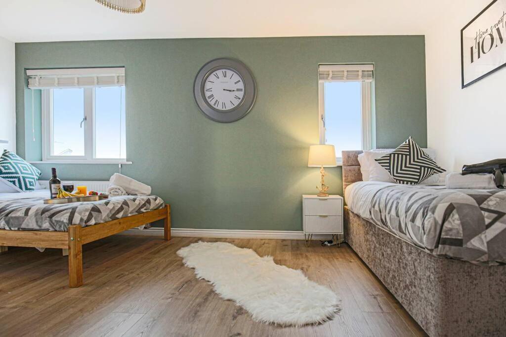 Holiday home Luxury 5 Bedroom 3 Bathroom House - Smart Tvs With Sky And Netflix, Super Fast Wifi, Free Parking By Yoko *