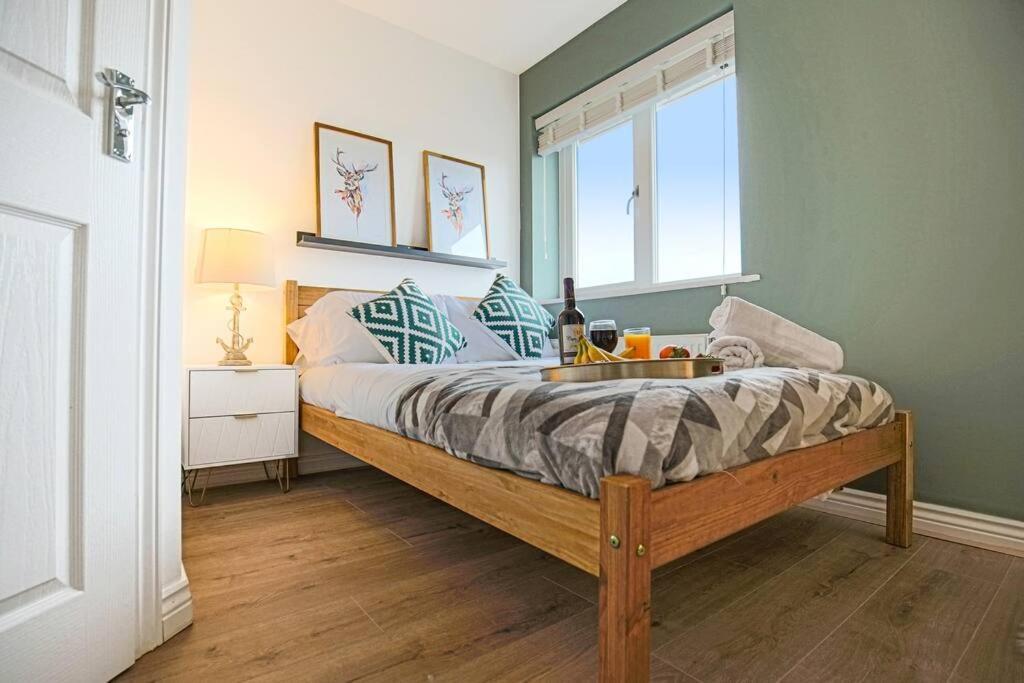 Luxury 5 Bedroom 3 Bathroom House - Smart Tvs With Sky And Netflix, Super Fast Wifi, Free Parking By Yoko Holiday home Milton Keynes