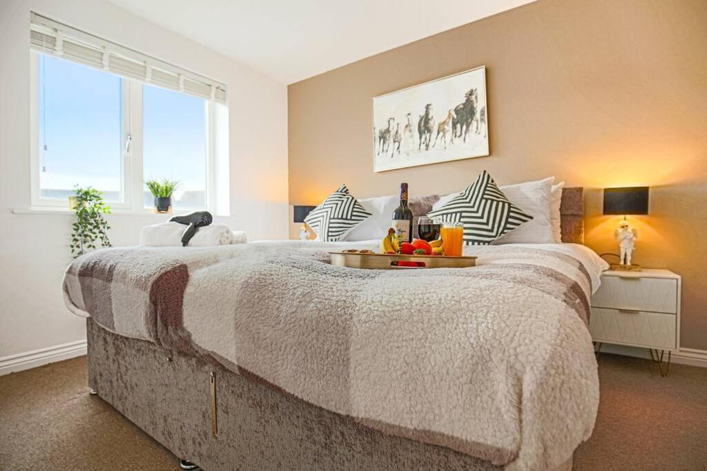 Holiday home Luxury 5 Bedroom 3 Bathroom House - Smart Tvs With Sky And Netflix, Super Fast Wifi, Free Parking By Yoko Milton Keynes