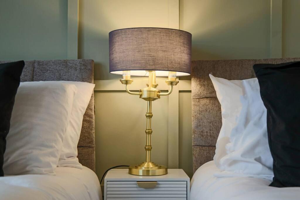 Luxury 5 Bedroom 3 Bathroom House - Smart Tvs With Sky And Netflix, Super Fast Wifi, Free Parking By Yoko * Milton Keynes