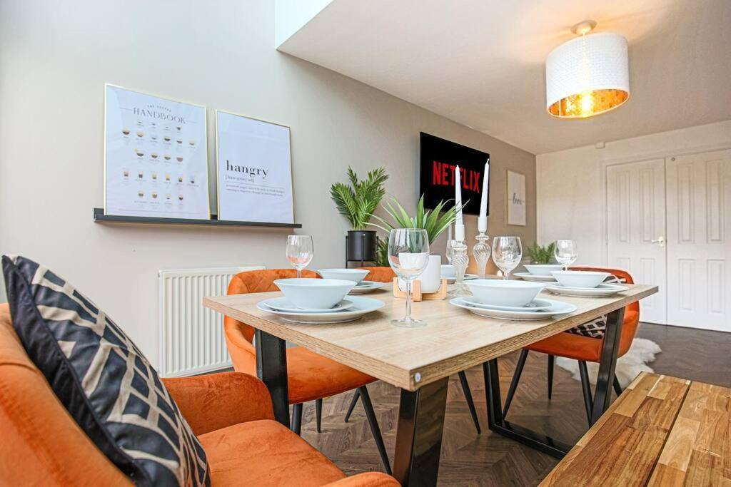 Luxury 5 Bedroom 3 Bathroom House - Smart Tvs With Sky And Netflix, Super Fast Wifi, Free Parking By Yoko Holiday home