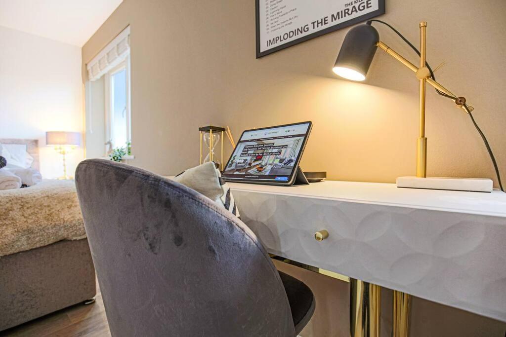 Holiday home Luxury 5 Bedroom 3 Bathroom House - Smart Tvs With Sky And Netflix, Super Fast Wifi, Free Parking By Yoko Milton Keynes