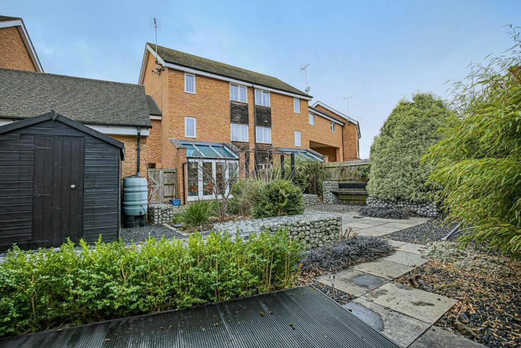 Luxury 5 Bedroom 3 Bathroom House - Smart Tvs With Sky And Netflix, Super Fast Wifi, Free Parking By Yoko *