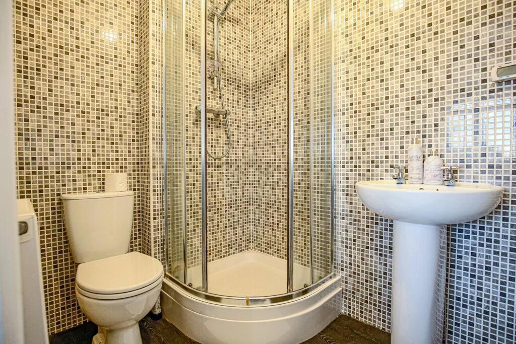Luxury 5 Bedroom 3 Bathroom House - Smart Tvs With Sky And Netflix, Super Fast Wifi, Free Parking By Yoko