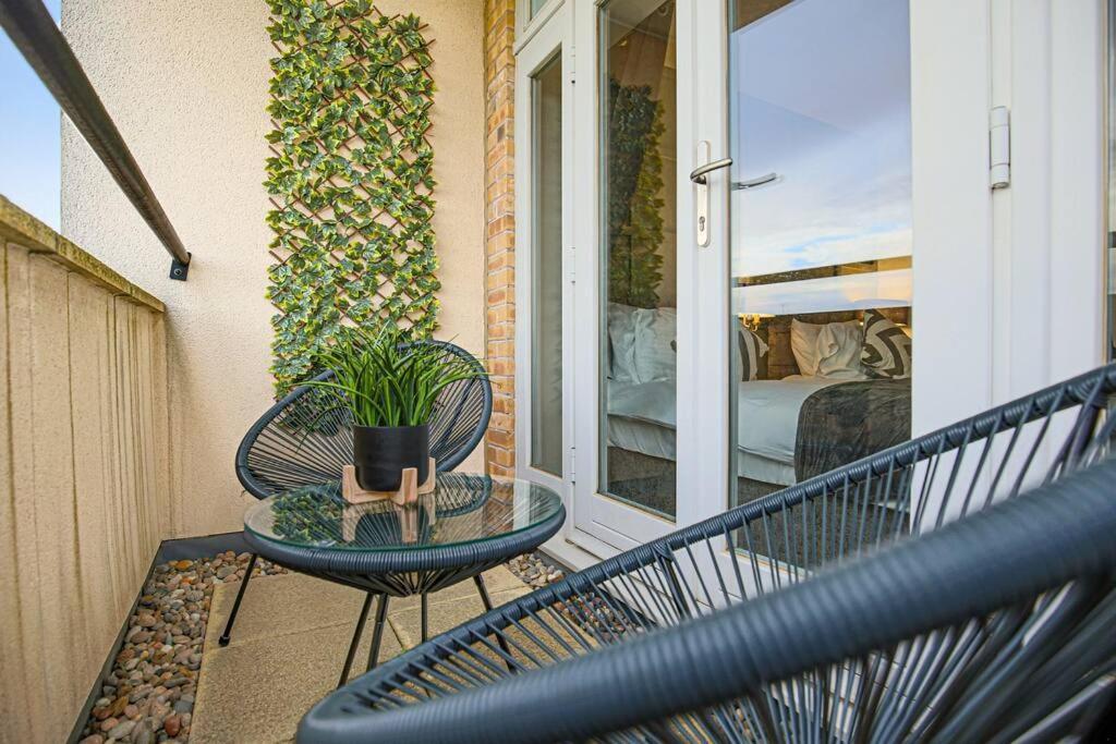 Holiday home Luxury 5 Bedroom 3 Bathroom House - Smart Tvs With Sky And Netflix, Super Fast Wifi, Free Parking By Yoko