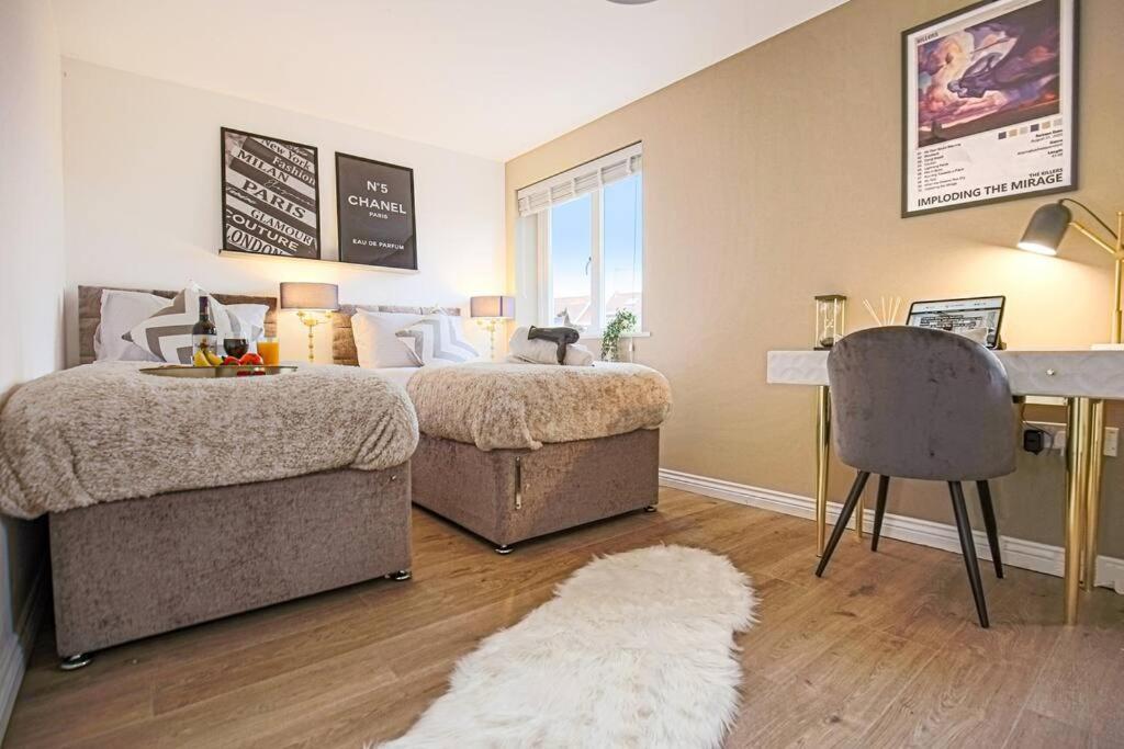 Luxury 5 Bedroom 3 Bathroom House - Smart Tvs With Sky And Netflix, Super Fast Wifi, Free Parking By Yoko Holiday home *