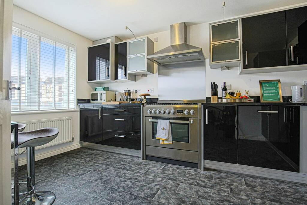 Luxury 5 Bedroom 3 Bathroom House - Smart Tvs With Sky And Netflix, Super Fast Wifi, Free Parking By Yoko *