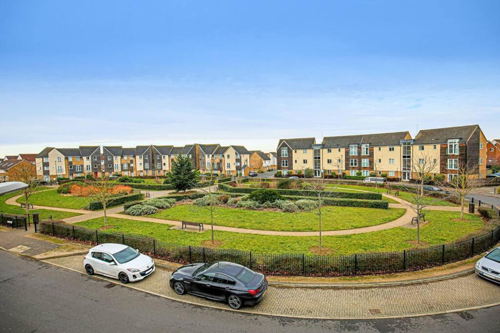 Luxury 5 Bedroom 3 Bathroom House - Smart Tvs With Sky And Netflix, Super Fast Wifi, Free Parking By Yoko Milton Keynes