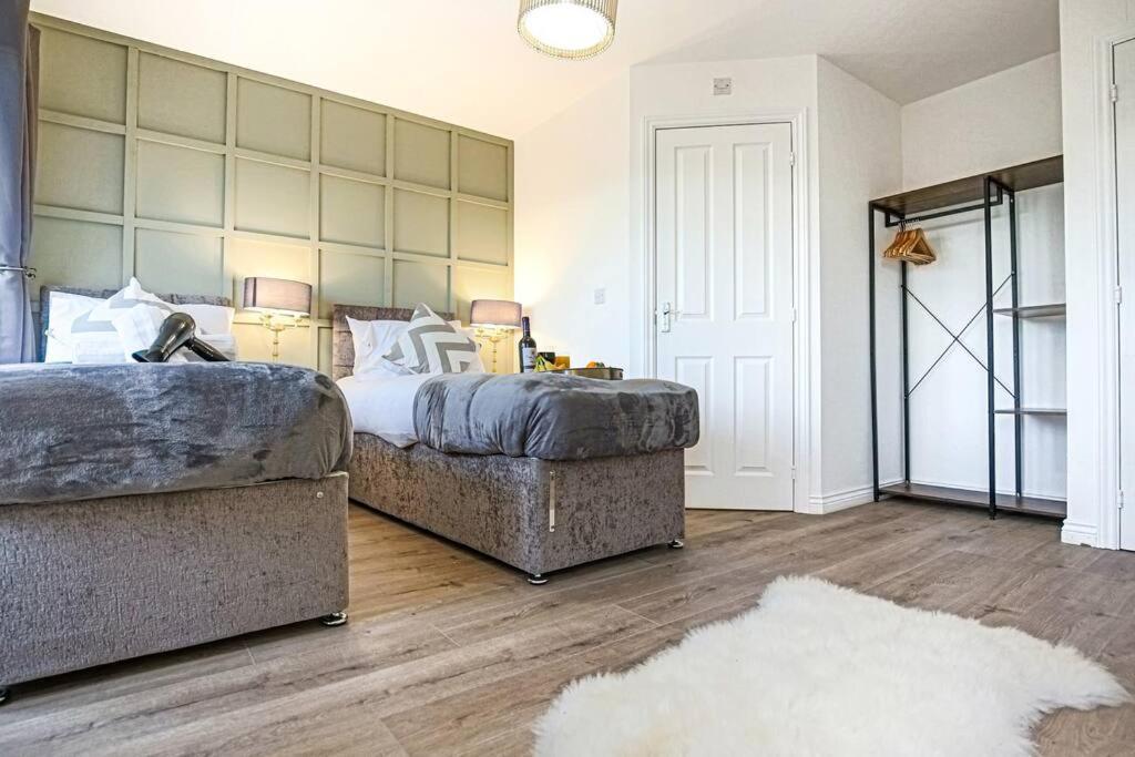 Luxury 5 Bedroom 3 Bathroom House - Smart Tvs With Sky And Netflix, Super Fast Wifi, Free Parking By Yoko
