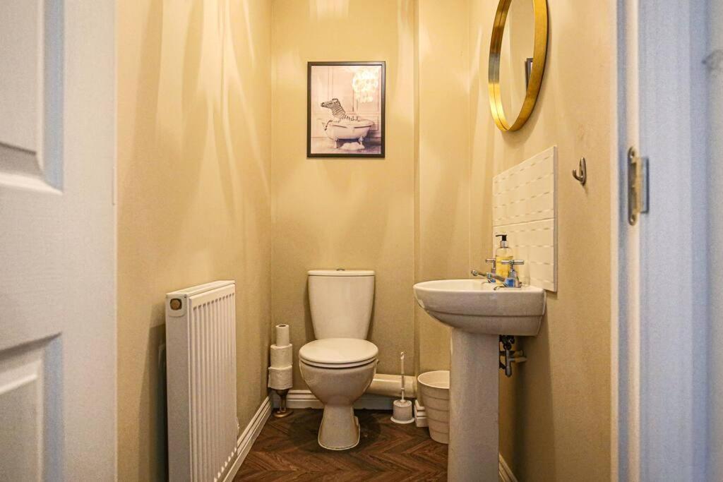Holiday home Luxury 5 Bedroom 3 Bathroom House - Smart Tvs With Sky And Netflix, Super Fast Wifi, Free Parking By Yoko *