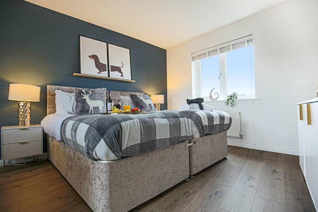Holiday home Luxury 5 Bedroom 3 Bathroom House - Smart Tvs With Sky And Netflix, Super Fast Wifi, Free Parking By Yoko Milton Keynes