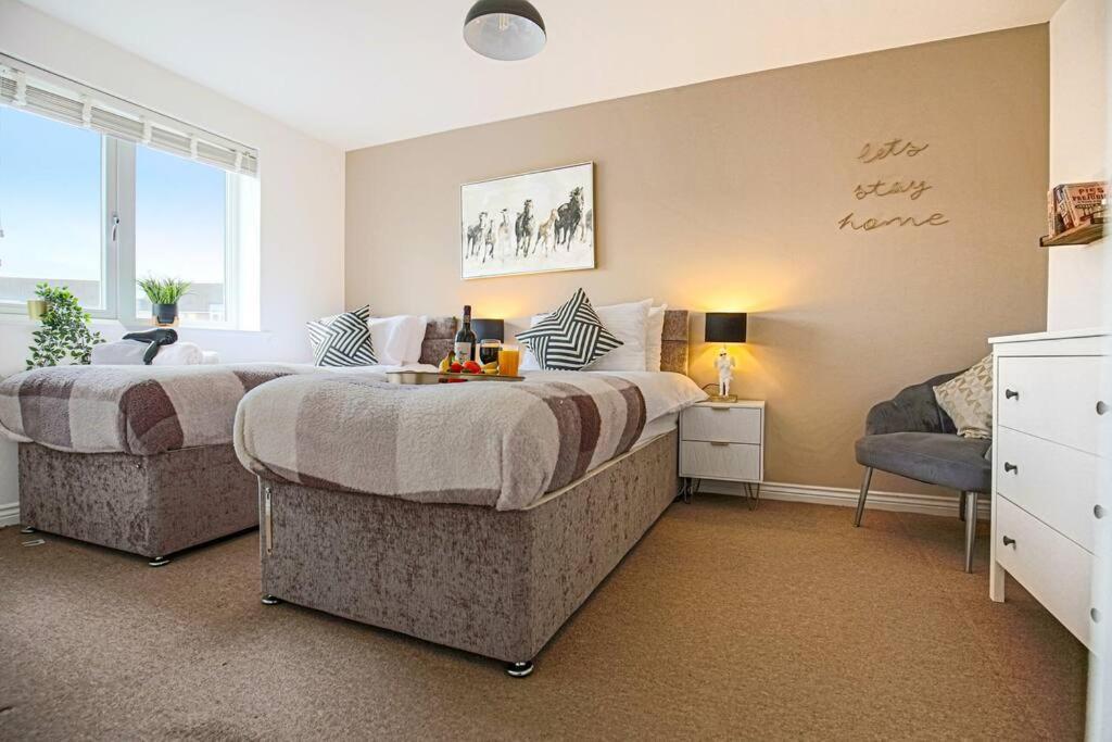 Luxury 5 Bedroom 3 Bathroom House - Smart Tvs With Sky And Netflix, Super Fast Wifi, Free Parking By Yoko Milton Keynes