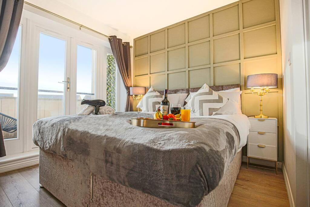 Holiday home Luxury 5 Bedroom 3 Bathroom House - Smart Tvs With Sky And Netflix, Super Fast Wifi, Free Parking By Yoko *