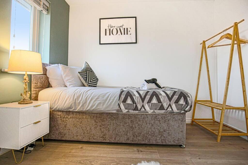 Holiday home Luxury 5 Bedroom 3 Bathroom House - Smart Tvs With Sky And Netflix, Super Fast Wifi, Free Parking By Yoko Milton Keynes