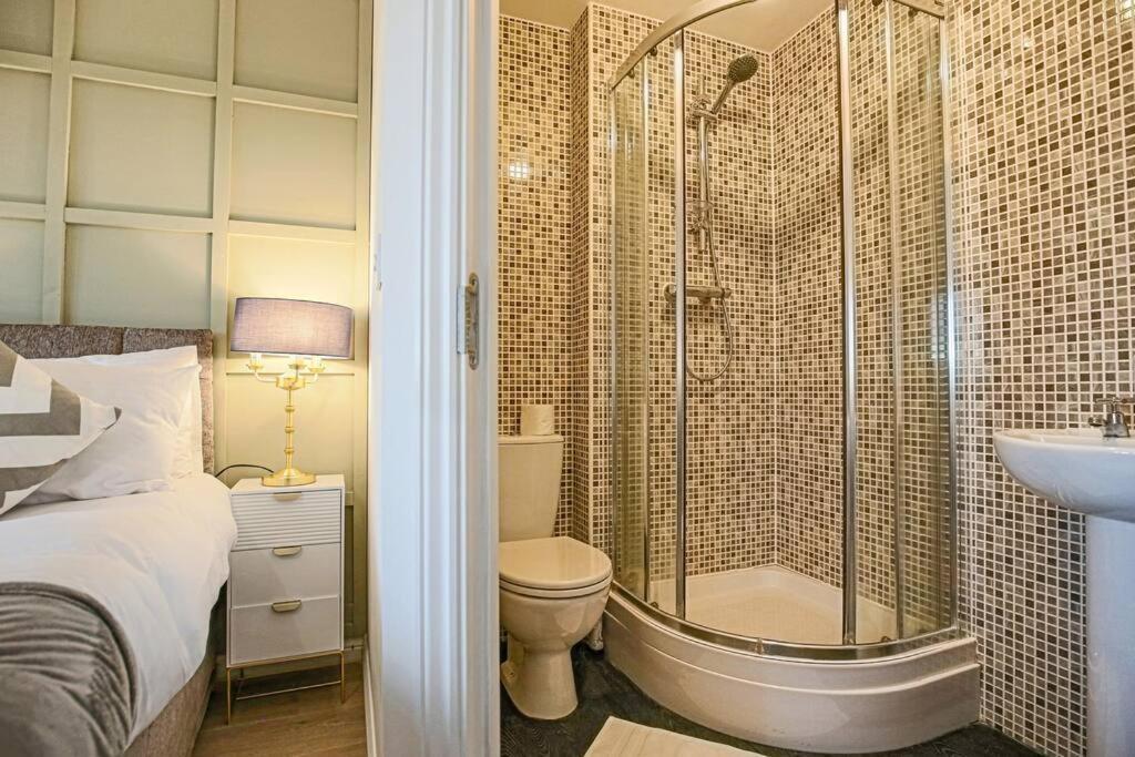 Luxury 5 Bedroom 3 Bathroom House - Smart Tvs With Sky And Netflix, Super Fast Wifi, Free Parking By Yoko * Milton Keynes