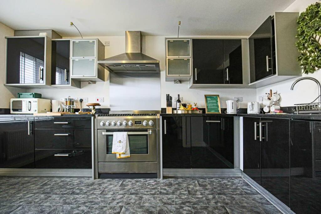 Luxury 5 Bedroom 3 Bathroom House - Smart Tvs With Sky And Netflix, Super Fast Wifi, Free Parking By Yoko Holiday home *