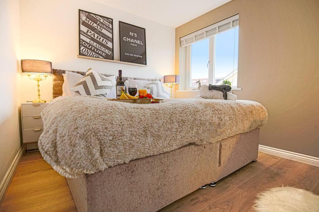 Holiday home Luxury 5 Bedroom 3 Bathroom House - Smart Tvs With Sky And Netflix, Super Fast Wifi, Free Parking By Yoko *