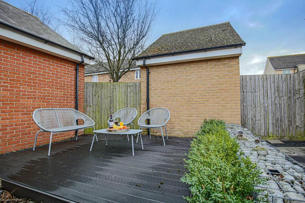 Holiday home Luxury 5 Bedroom 3 Bathroom House - Smart Tvs With Sky And Netflix, Super Fast Wifi, Free Parking By Yoko Milton Keynes